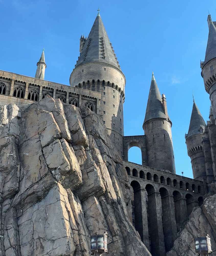 Surante uma manhã ensolarada, fachada do castelo de Hogwarts