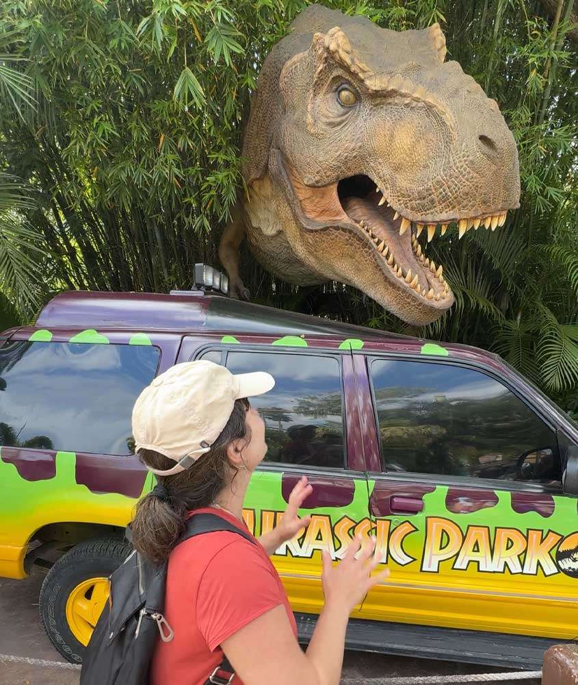 Durante o dia, Babi no Jurassic Park Olhando para dinossauro com árvores oa redor na islands of adventure