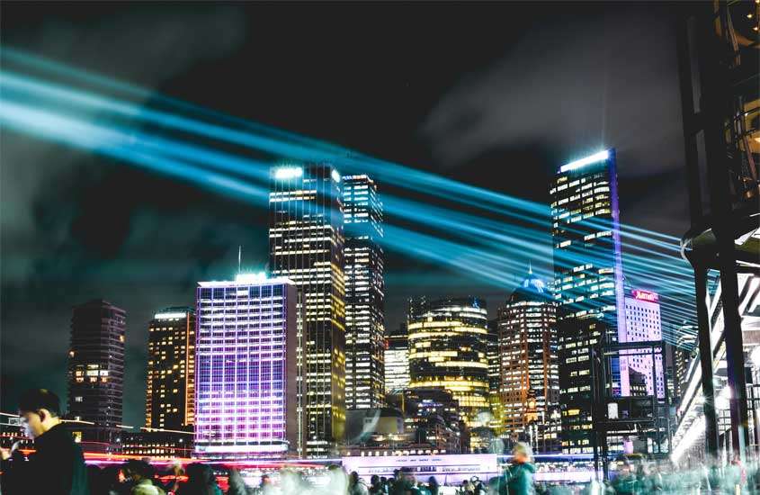 Durante a noite, cidade de Sydney iluminada por luzes coloridas