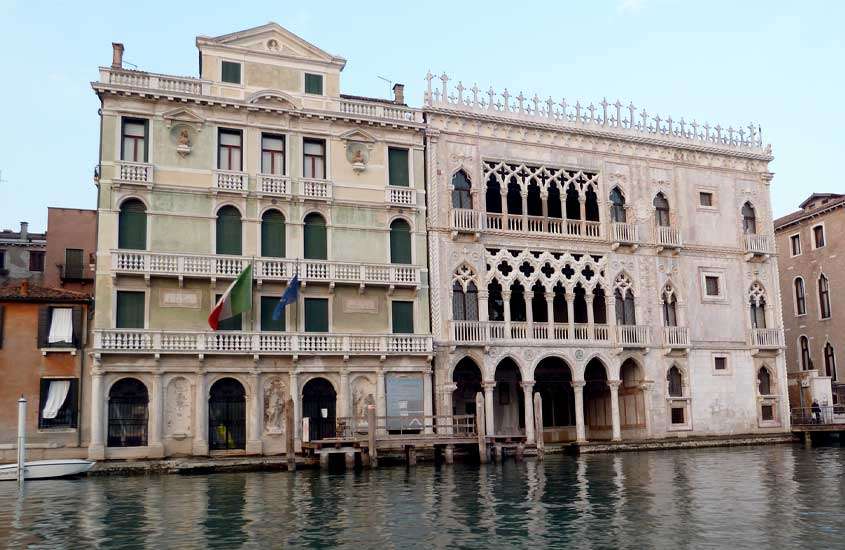 Em um dia de sol, canal construção famosa da cidade de Veneza