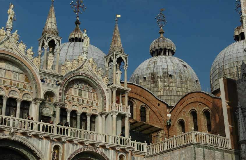 Em uma manhã ensolarada, fachada de uma igrja famosa de Veneza