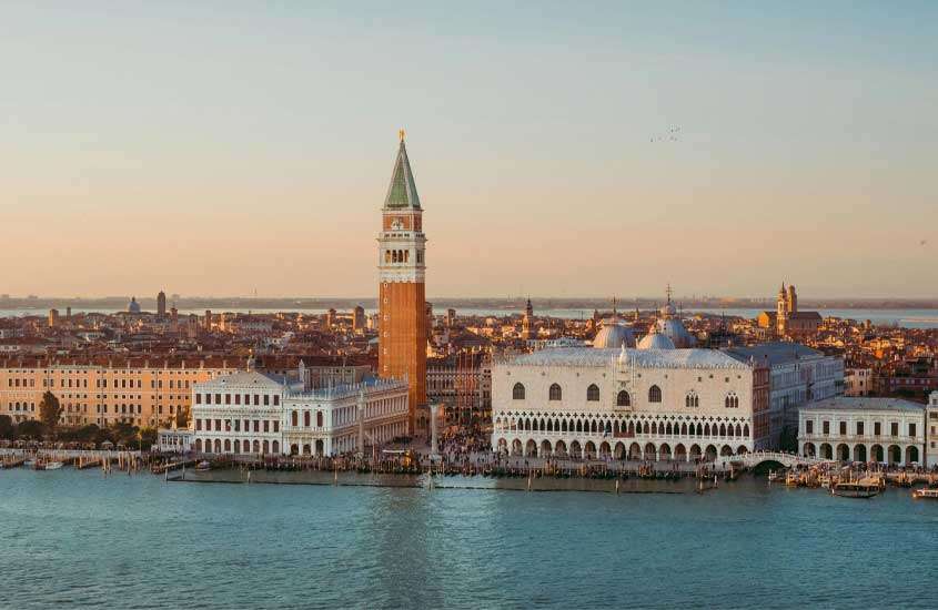 Em um dinal de dia, paisagem de um dos pontos turísticos em Veneza com canala na frente