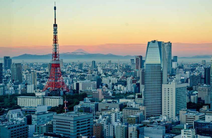 Em um final de tarde, paisagem da cidade com tokyo tower ao lado e montanhas atrás
