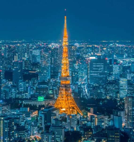 durante a noite, paisagem da cidade com tokyo tower iluminada por luzes amarelas