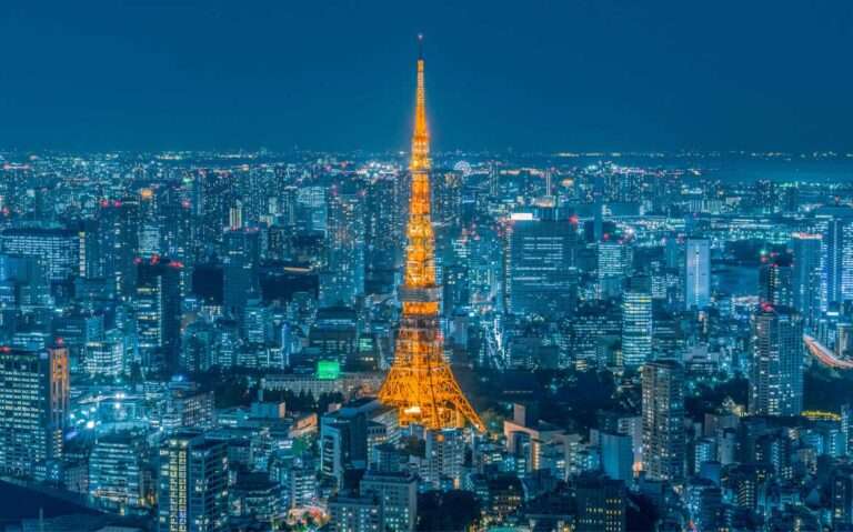 durante a noite, paisagem da cidade com tokyo tower iluminada por luzes amarelas
