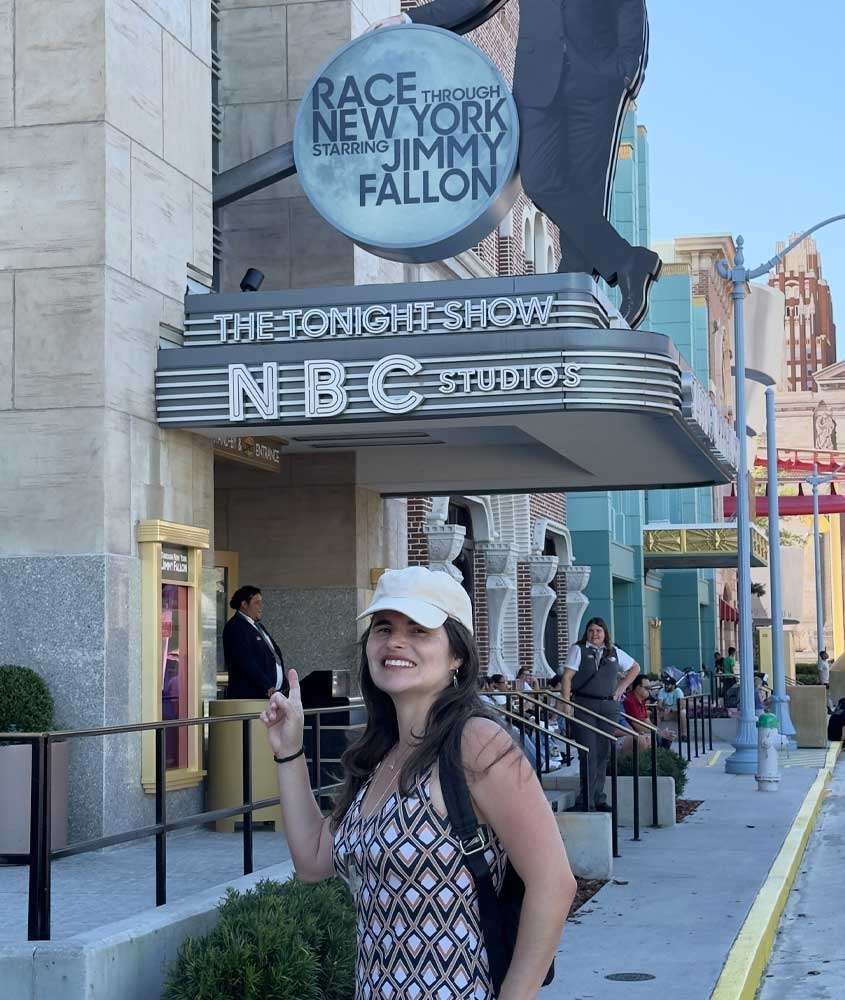 Durante uma tarde ensolarada, Babi em frente ao NBC Studios na universal studios florida
