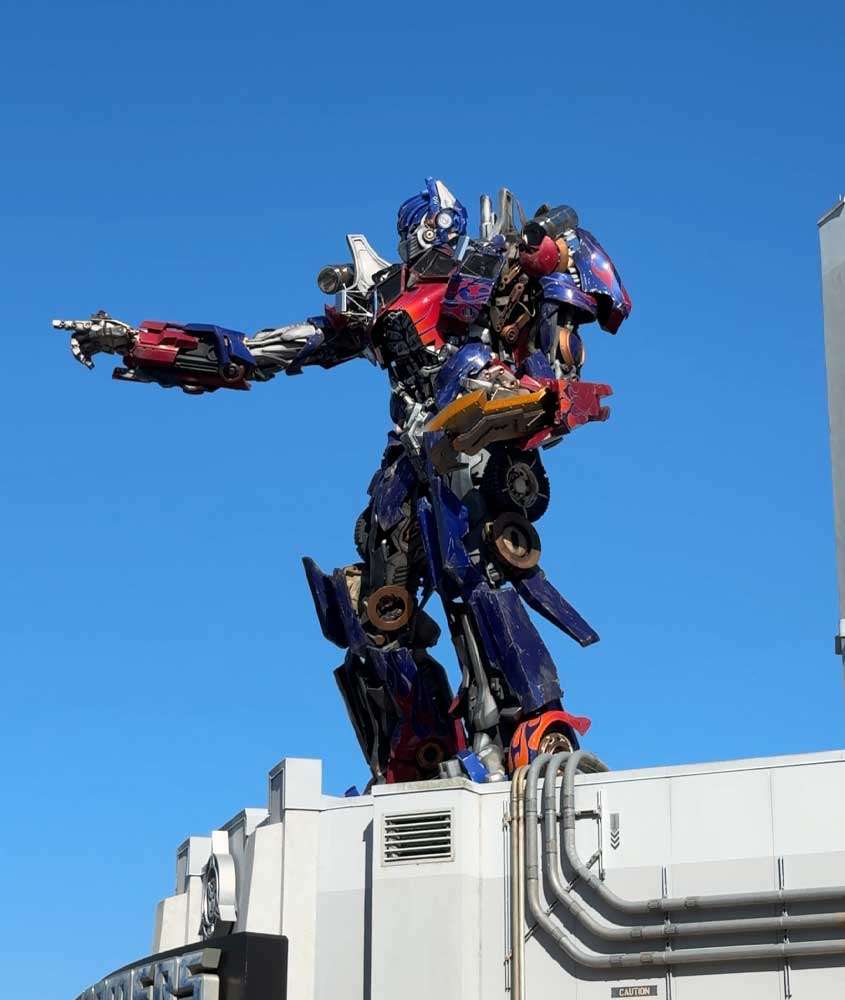 Em um dia de sol, estátua de Optimus Prime na universal studios florida