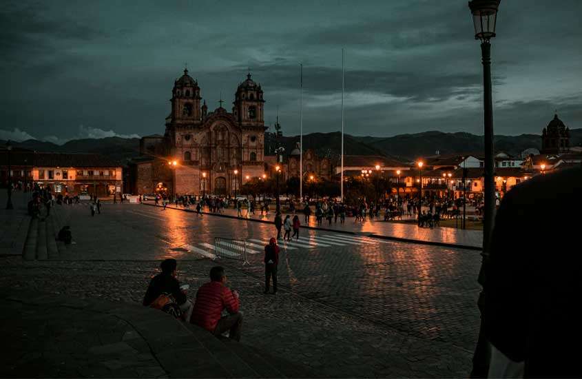 Durante a noite, Plaza de Armas, um dos lugares onde passar o ano novo em Cusco, com pessoas e luzes amarelas