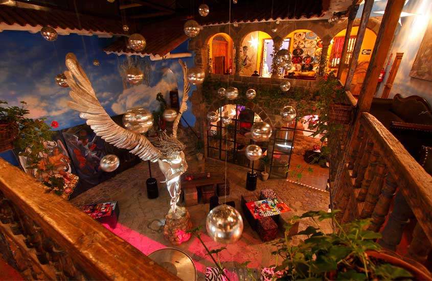 Fallen Angel, uma balada onde passar o ano novo em Cusco com estátuas, globos de espelhos, plantas e decorações ao redor