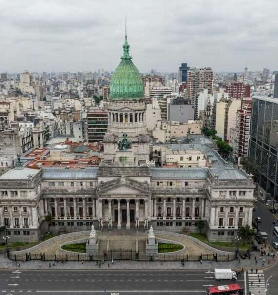 Em um dia nublado, ponto turístico de Buenos Aires com carros e prédios ao redor