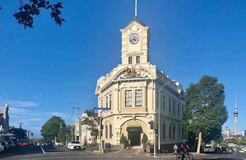 Em um dia de sol, igreja da Ponsonby Road, um dos pontos turísticos de Auckland com árvores, carros e pessoas ao redor