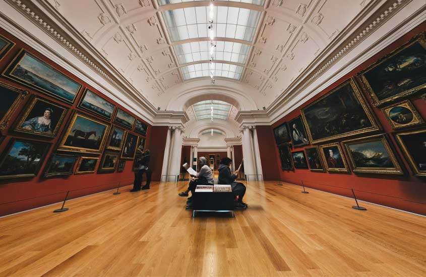 Interior do Auckland Art Gallery, uma das opções de o que fazer em Auckland