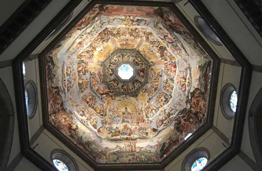 Cúpula da Catedral de Santa Maria del Fiore com vitrais ao redor