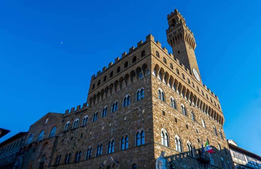Em um dia ensolarado, fachada do Palazzo Vecchio, um dos pontos turísticos em Florença