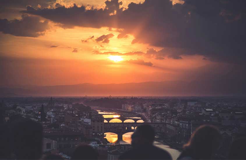 Durante o pôr do sol, paisagem da cidade de Florença com pessoas ao redor