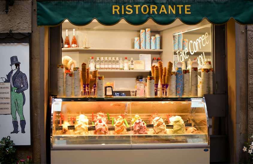 Loja de gelatos, com flores ao redor, uma das opções do que fazer em Florença