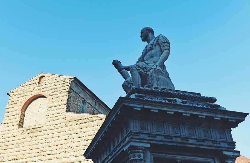 Em um dia ensolarado, escultura na parte da frente da Basílica de San Lorenzo