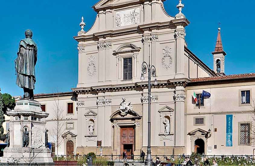 Em um dia de sol, fachada do Museu de San Marco na cidade de Florença com pessoas e esculturas ao redor