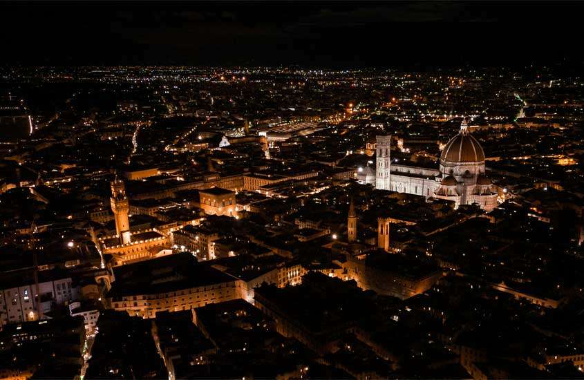 Durante a noite, bairro de Santa Croce na cidade de Florença iluminado por luzes amarelas