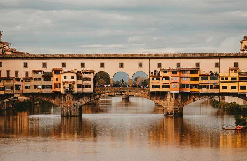 Em um dia de sol, Ponte Vecchio, um dos pontos turísticos em Florença