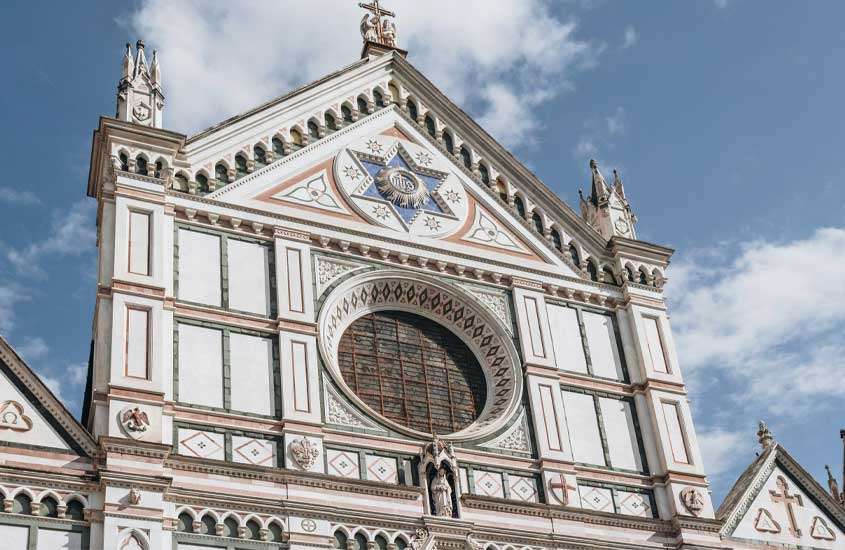 Em um dia de sol, fachada da Igreja de Santa Croce, um dos pontos turísticos em Florença