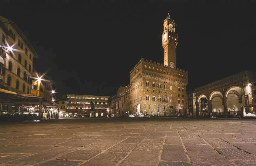 Durante a noite, Piazza della Signoria iluminada, um dos pontos turísticos em Florença