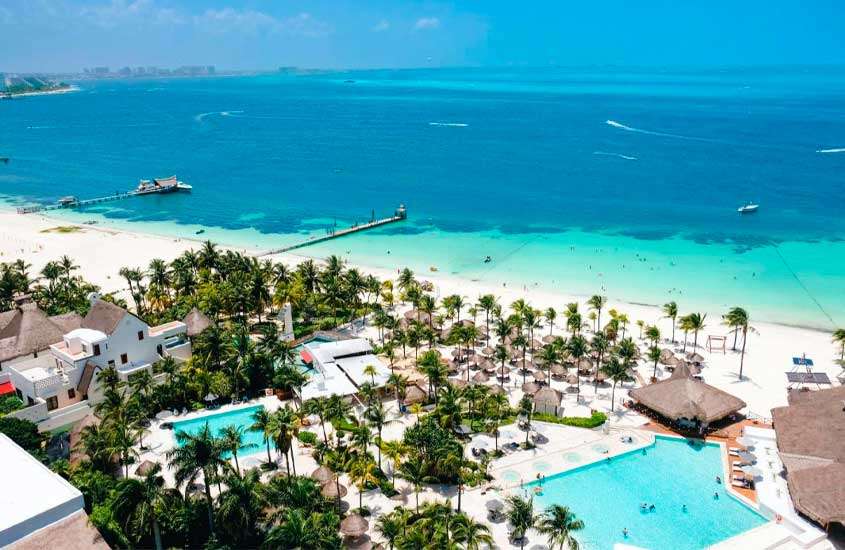 Em um dia de sol, hotel para passar Réveillon em Cancún com piscinas, praia privativa e árvores ao redor
