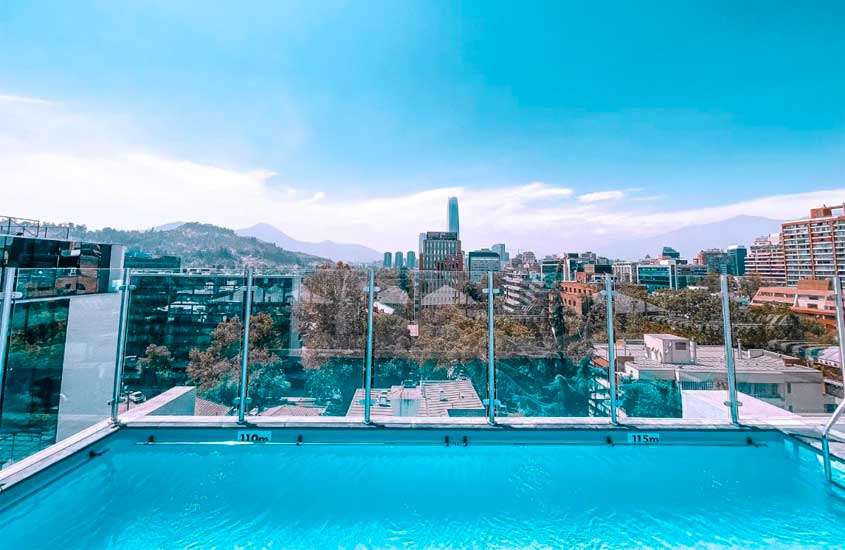 Área de lazer de um hotel para passar o réveillon em santiago com piscina e paisagem da cidade