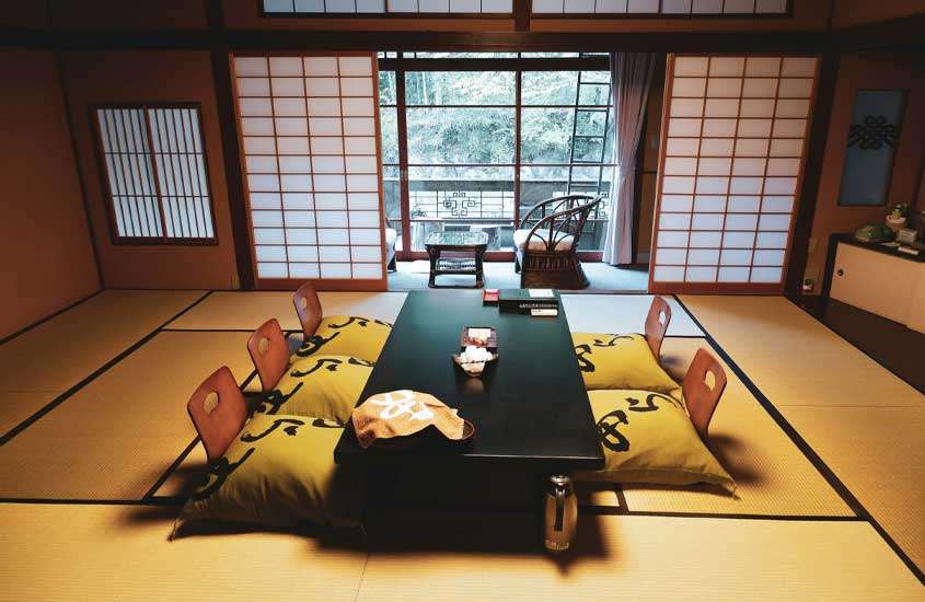 Um dos lugares para conhecer tokyo com mesa e bancos tradicionais, varanda e paisagem do lado