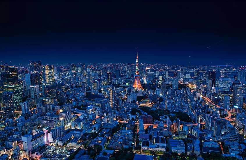 Durante a noite, cidade iluminada com a tokyo tower no meio