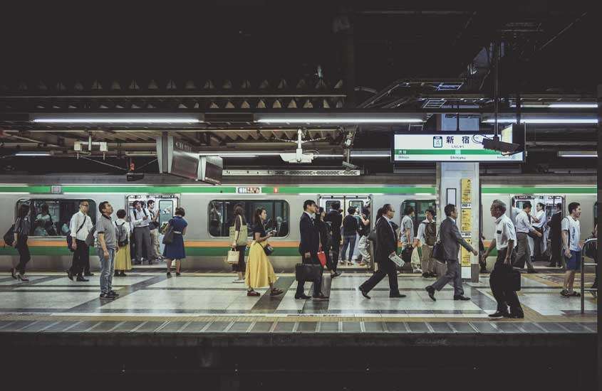 Estação de metro com pessoaso ao redor