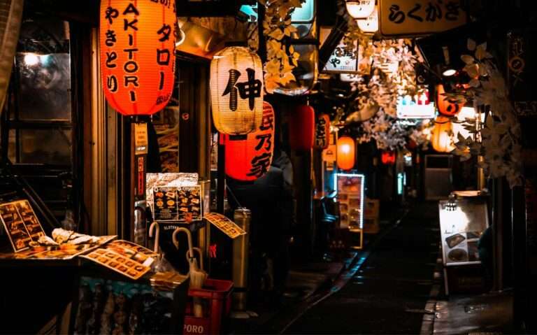Rua famosa para visitar tokyo com restaurantes, árvores e luminárias tradicionais