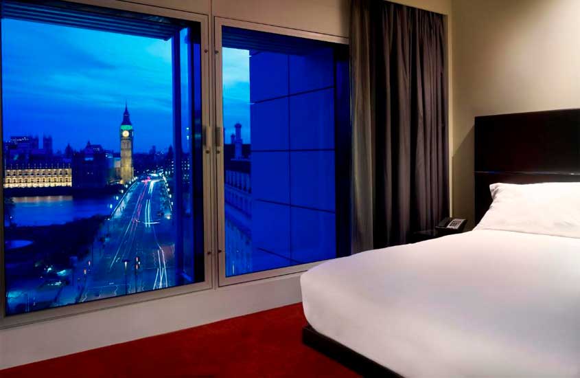 Suíte com cama de casal e janela grande e paisagem do Big Ben