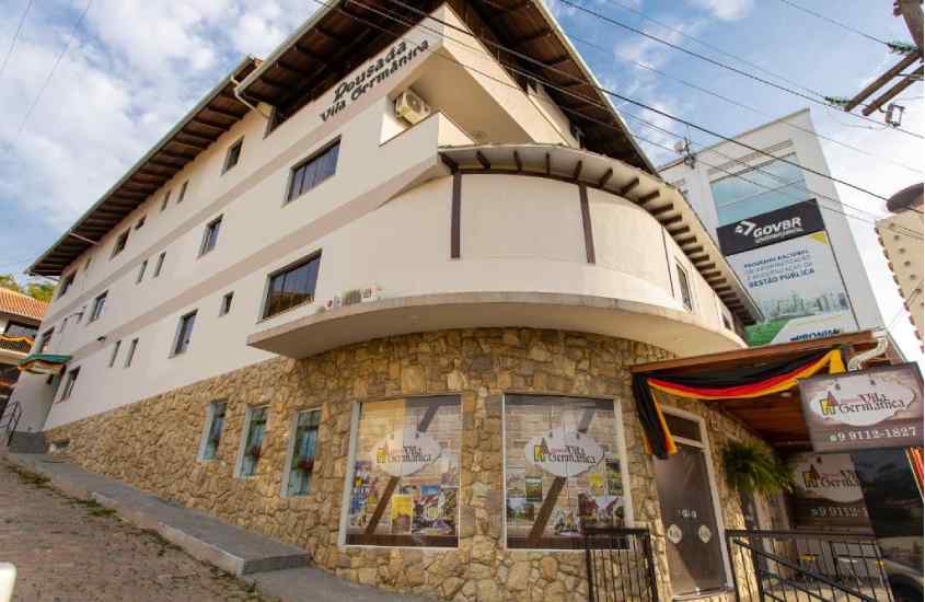 Fachada de um hotel em blumenau perto da oktoberfest com detalhes em pedra