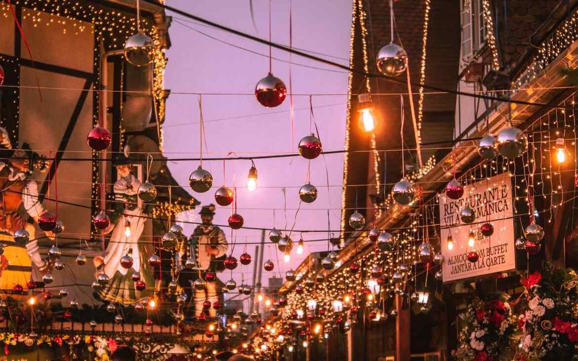 Durante o entardecer, ruas coloridas de Blumenau com decorações da Oktoberfest