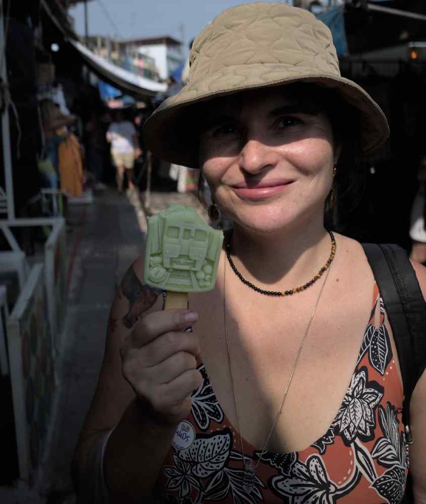 Em um dia de sol, Bárbara Rocha Alcantelado tomando sorvete em Samut Sognkran, um dos pontos turísticos na Tailândia