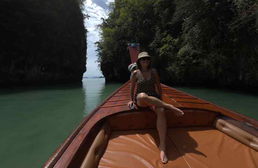 Em um dia de sol, Bárbara Rocha Alcantelado em um barco em Railay Beach, um dos principais pontos turísticos da Tailândia