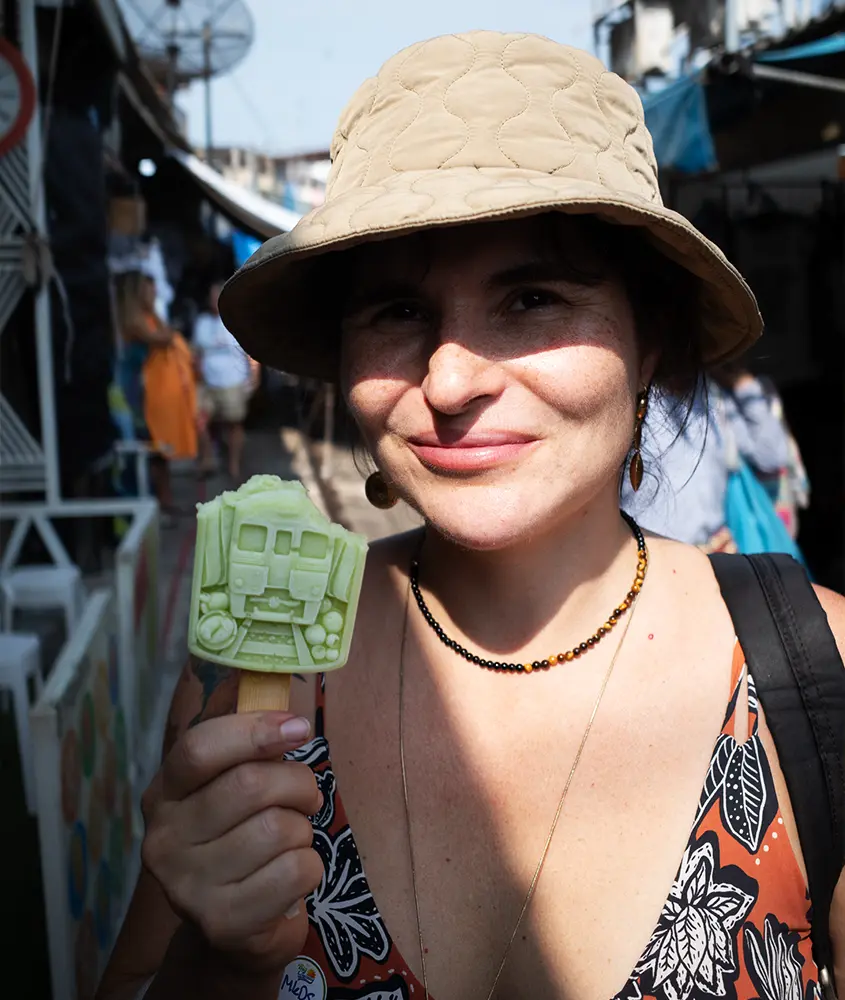 Em um dia de sol, Bárbara Rocha Alcantelado tomando sorvete em Samut Sognkran, um dos pontos turísticos na Tailândia