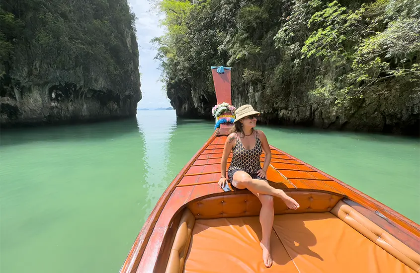 Em um dia de sol, Bárbara Rocha Alcantelado em um barco em Railay Beach, um dos principais pontos turísticos da Tailândia