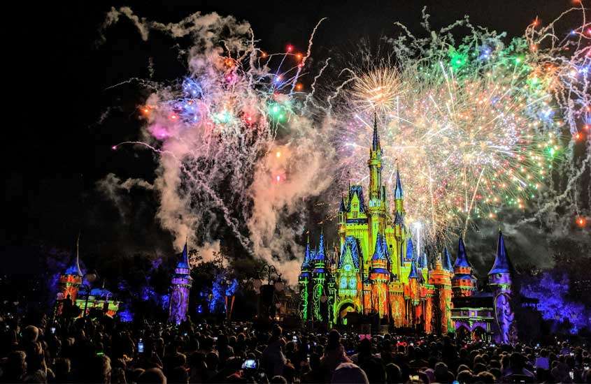 Durante a noite, comemoração de Réveillon na Disney, no Magic Kingdom com queima de fogos