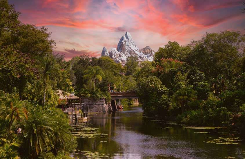 Durante o entardecer, lago e área verde do Animal Kingdom, um dos parques para comemorar o Réveillon na Disney
