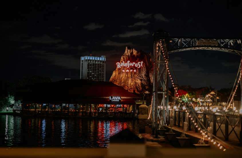 Durante a noite, ponte do Disney Springs, um dos parques para passar o Réveillon na Disney