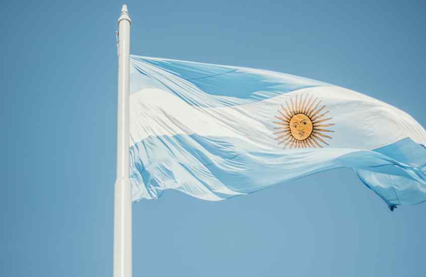 Em um dia de sol, bandeira da Argentina hasteada