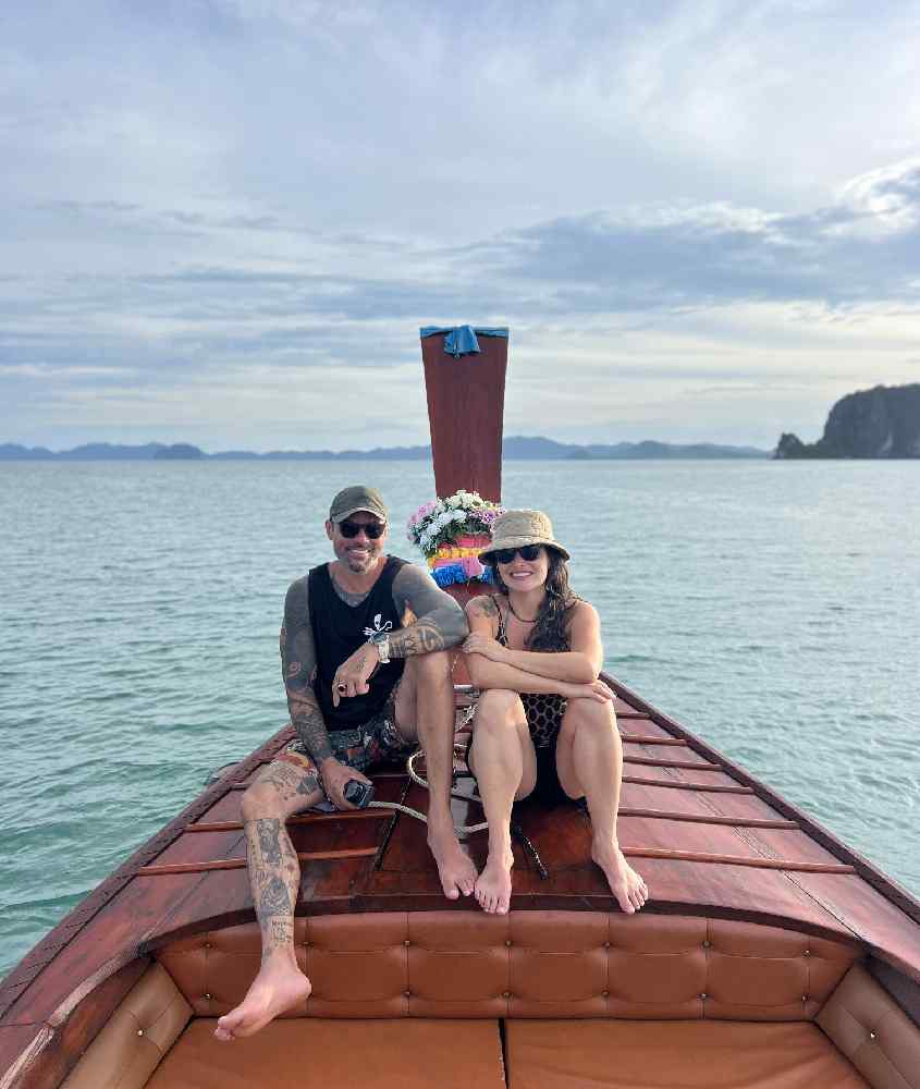 Em um dia de sol, Bárbara Rocha Alcantelado e Vagner Alcantelado passeando de Barco em Krabi