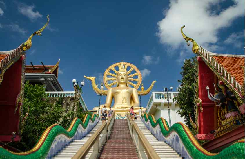 Em um dia de sol, templo ornamentado de Koh Samui, uma das cidades famosas para passar o Réveillon na Tailândia