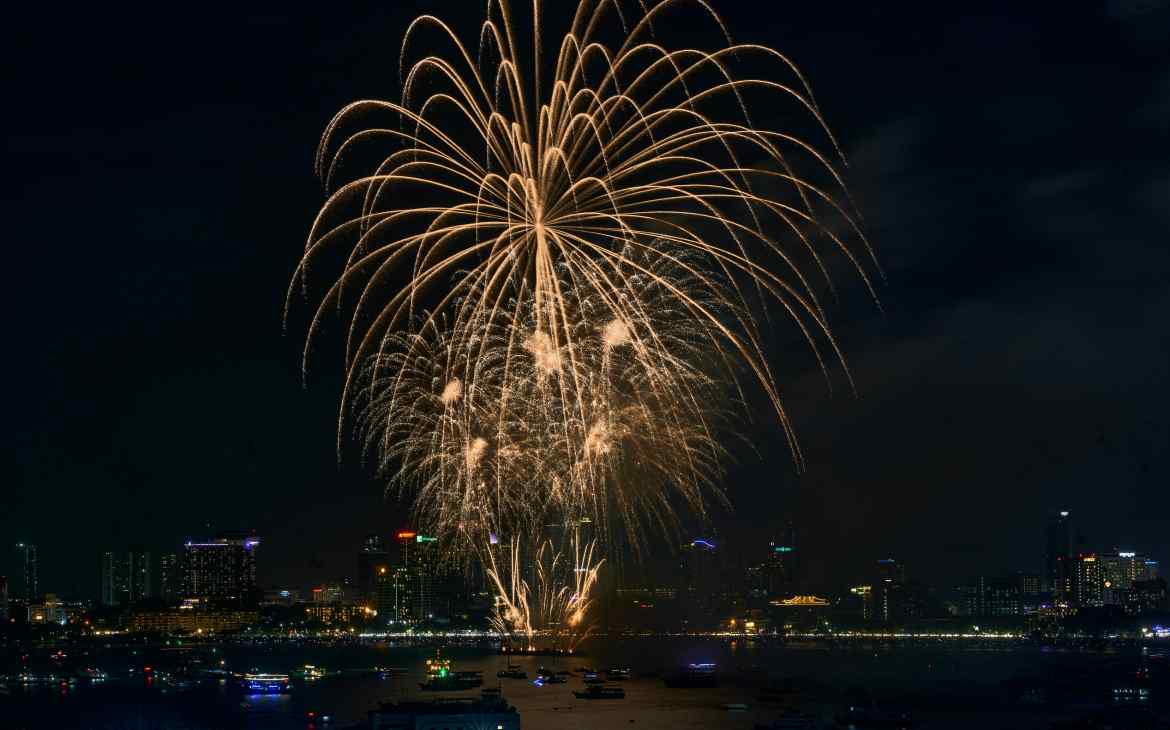 Durante a noite, queima de fogos no Reveillon na Tailândia