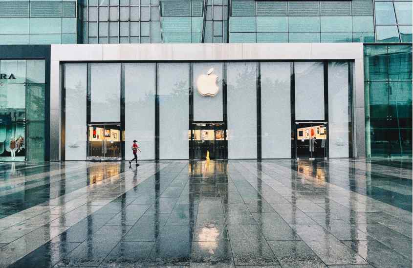 Em um dia chuvoso, loja da Apple em Xidan/Xis com pessoa na frente