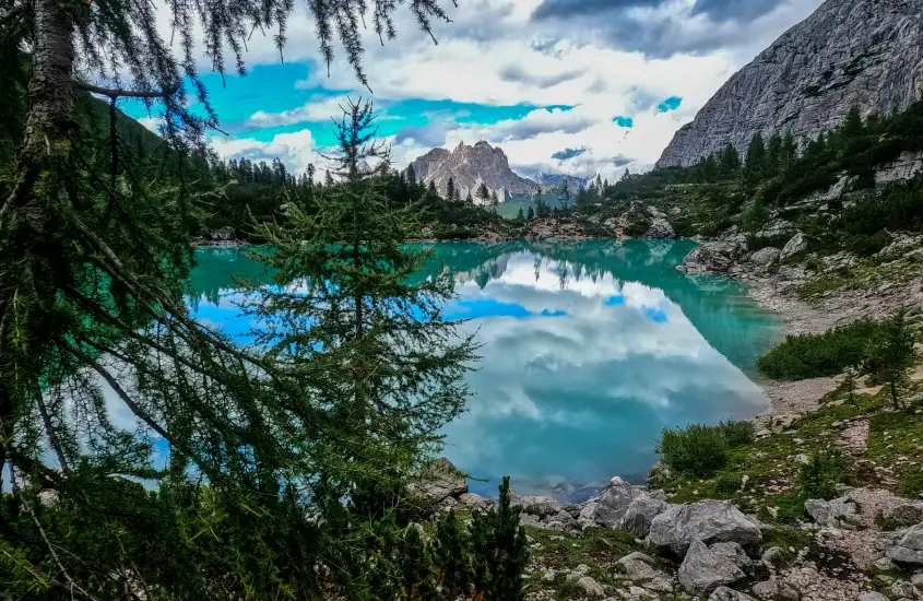 Lago Limides em Cortina d'Ampezzo, um dos destinos mais bonitos nas Dolomitas, cercado por montanhas impressionantes