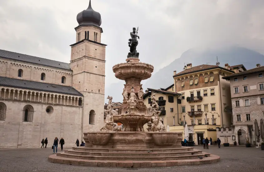 Piazza Duomo em Trento, uma cidade universitária cheia de história e charme, ideal como base para explorar as Dolomitas