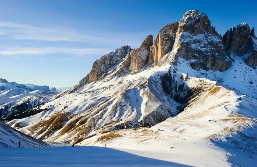 Pistas de esqui em Val Gardena, um dos melhores lugares para esquiar nas Dolomitas, com vistas incríveis das montanhas nevadas